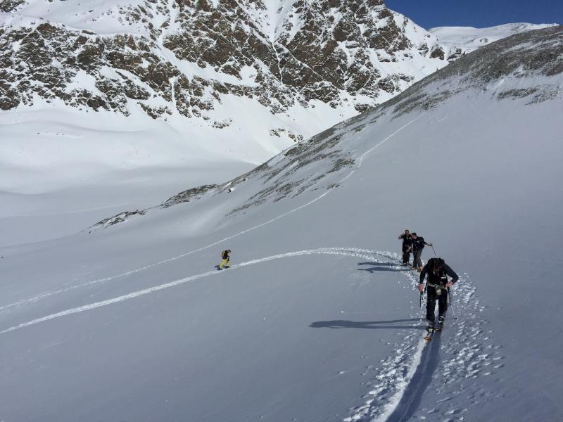 Montée en ski de randonnée en Savoie dans les Alpes pendant un stage Esprit Montagne 